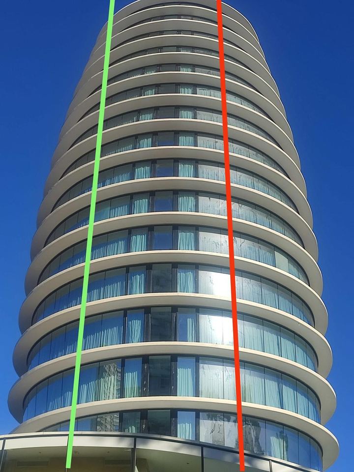 Fachada curva del DON Hotel con una línea verde y otra roja que separan la parte limpia de la sucia